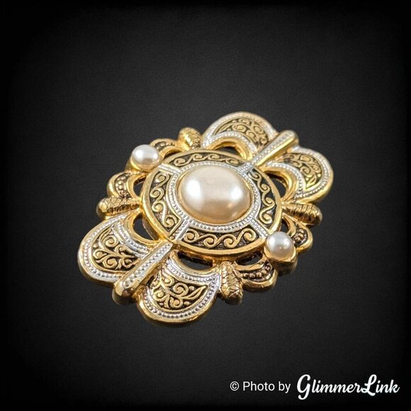 Vintage Ornate Damascene Style Scallop Faux Pearl Gold Tone Brooch - Picture 2 of 6